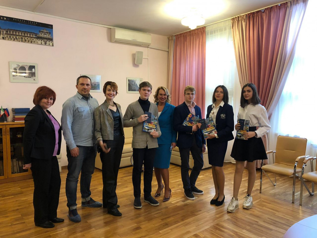 В столичной школе прошел премьерный показ серии о защитниках Москвы реалити-сериала «Посмотрим»